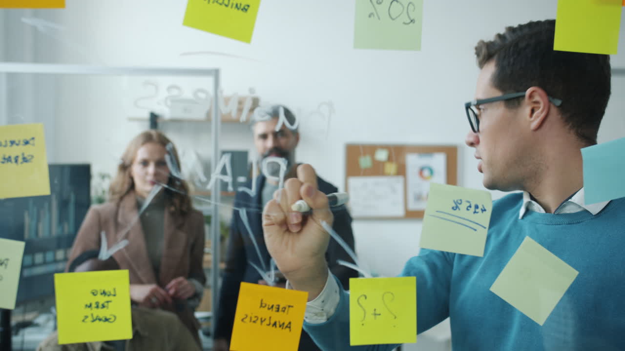 sesión de lluvia de ideas del equipo de negocios
