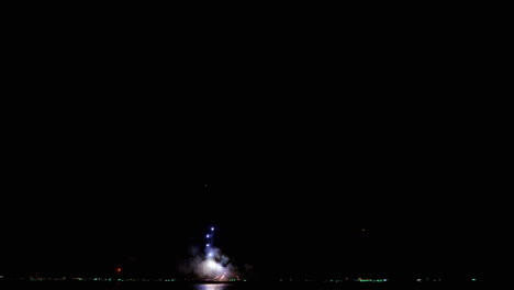 una brillante y colorida exhibición pirotécnica para el festival internacional de fuegos artificiales de pattaya 2023, celebrado en la provincia de chonburi en tailandia