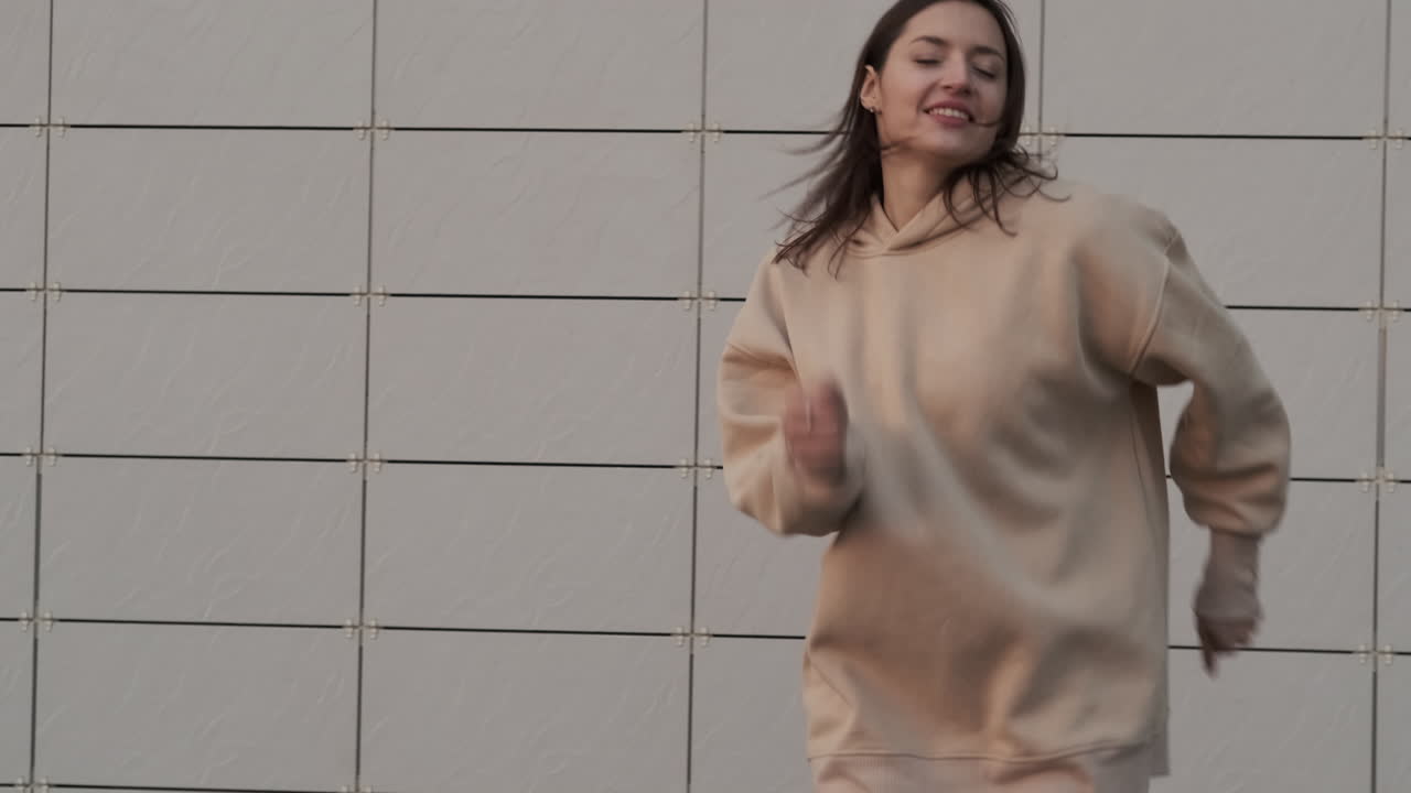 mujer bailando al aire libre