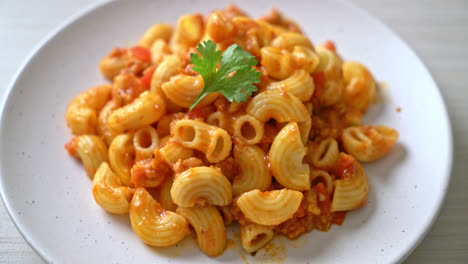 macarrones con salsa de tomate y cerdo picado, chop suey americano, goulash americano