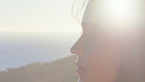 Nahaufnahme-Eines-Porträts-Einer-Schönen-Frau-Mit-Sonnenbrille,-Die-Die-Aussicht-Genießt,-Sich-Im-Sommerurlaub-Entspannt-Und-Die-Sonnige-Natur-Betrachtet-Und-über-Die-Reise-Nachdenkt