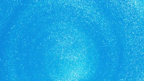 líquido azul brillante girando ligeramente