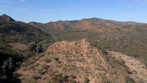 Orbiting-over-Rock-hill-formation-at-Willow-Creek,-Flinders-Ranges-National-Park