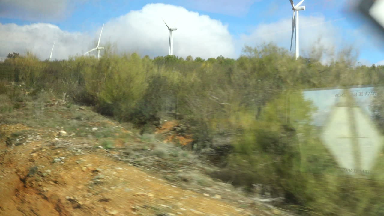 Turbina eolica. Ripresa da un treno in movimento. Spagna. Ripresa in movimento
