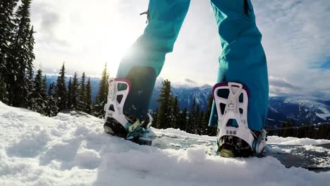 Person,-Die-Auf-Einem-Schneebedeckten-Berg-Snowboard-Fährt