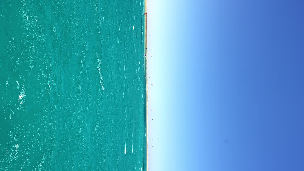 video vertical de actividad recreativa en el mar rojo en hurghada, egipto