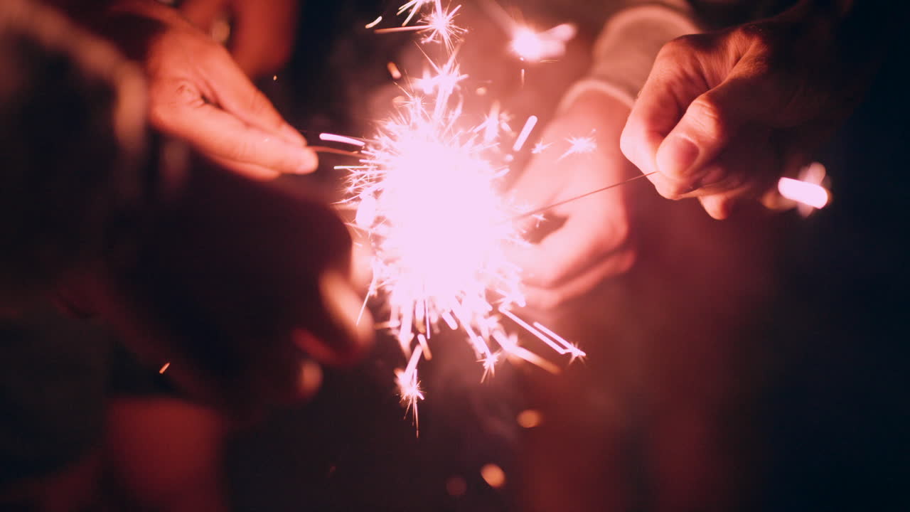 amigos jugando con sparkler