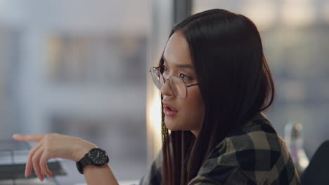 Eyeglasses-girl-talking-at-sunset-apartment-portrait.-Gesturing-woman-speaking