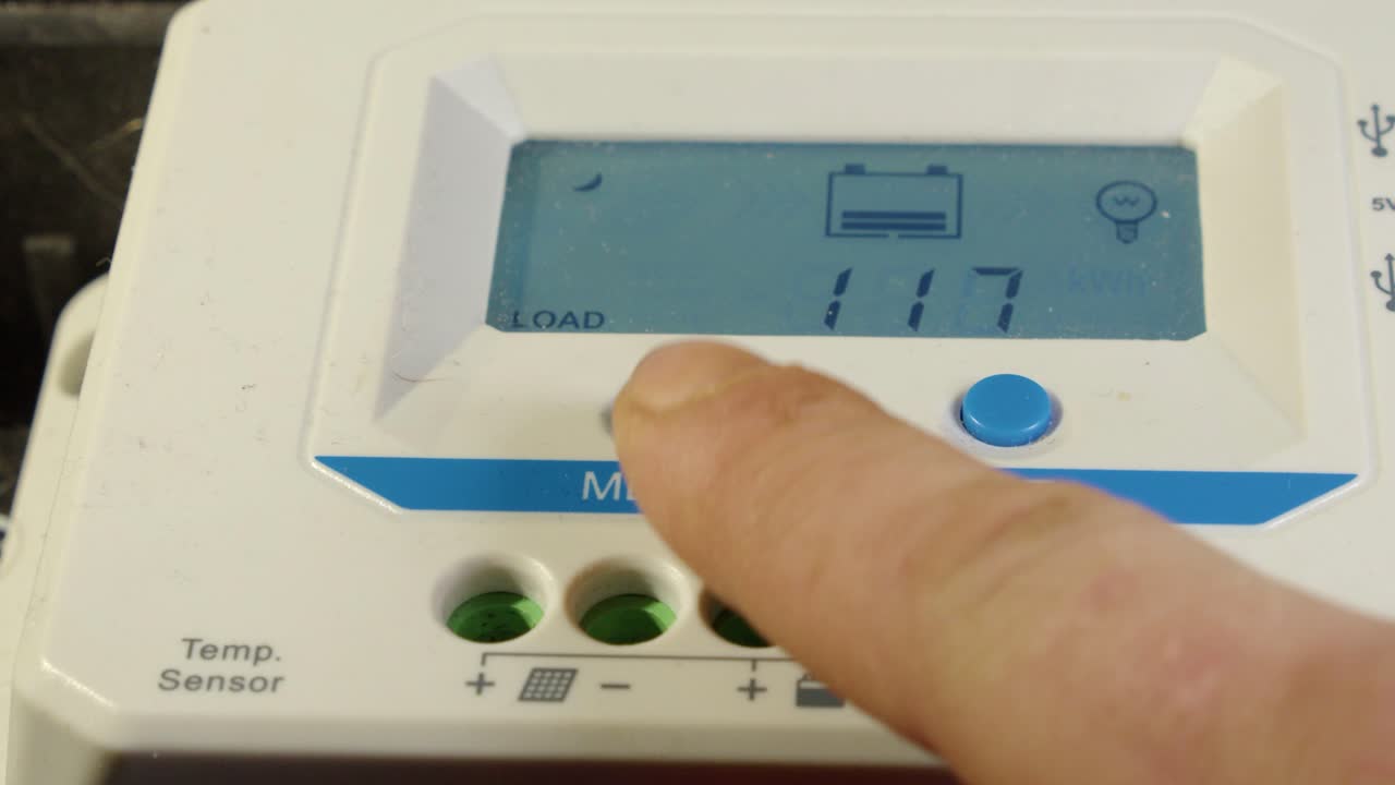 지표손가락은 태양광 컨트롤러의 화면 뷰를 스크롤합니다.