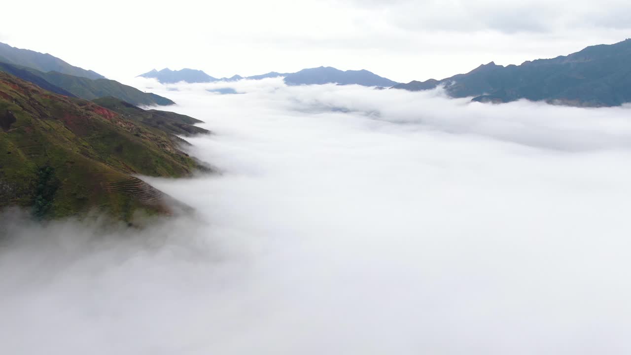 북서부 베트남의 산들을 구름이 고 있다.