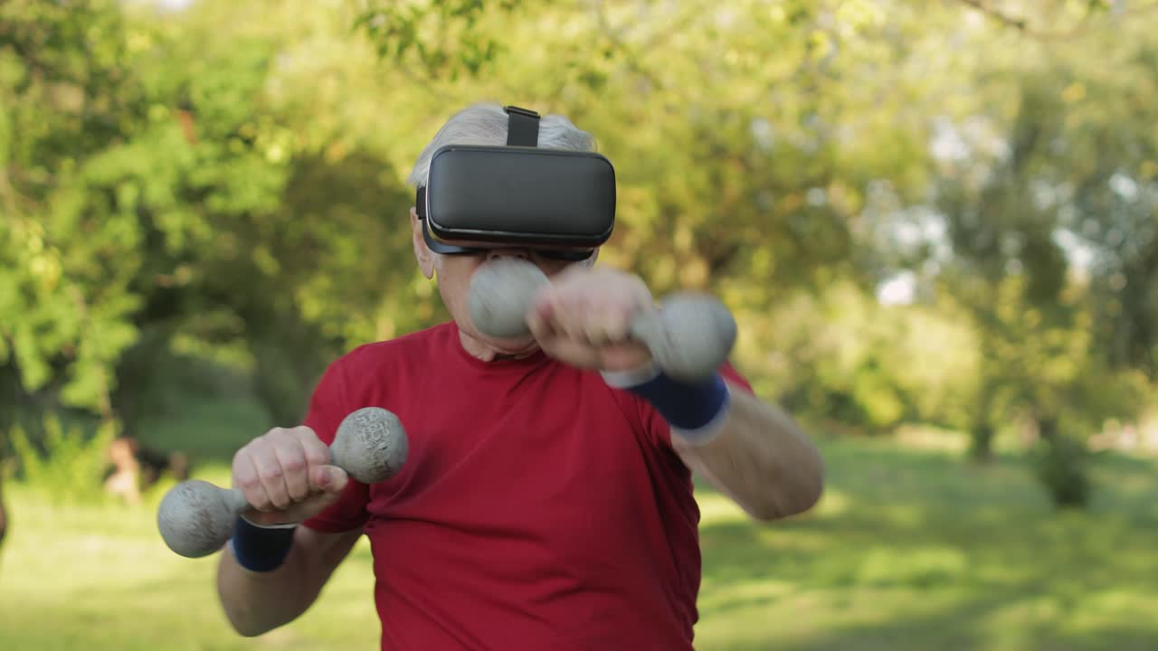 anciano abuelo hombre en casco de auriculares vr haciendo ejercicios de fitness con pesas al aire libre