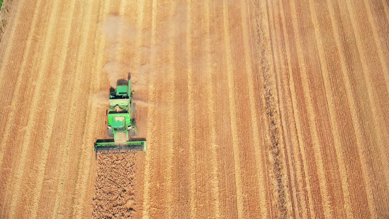 Vista dall'alto di mietitrebbie al lavoro in un campo di grano