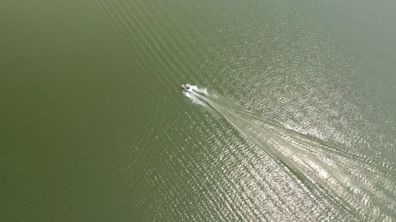 물 건너 모터보트 위의 공중 아크, 서스캐처원 상륙, 캐나다