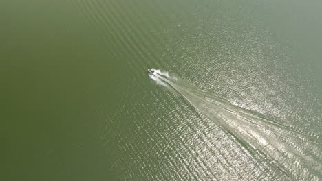 Arco-Aéreo-Sobre-Lancha-A-Toda-Velocidad-A-Través-Del-Agua,-Aterrizaje-En-Saskatchewan,-Canadá