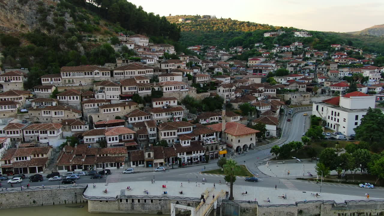 berat, la ciudad de las mil ventanas: vista aérea de las famosas casas albanesas y el puente durante la puesta de sol