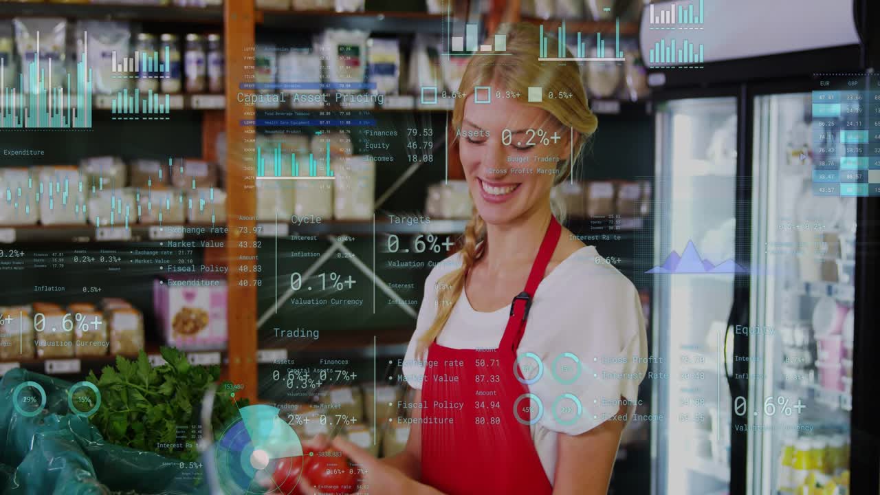 Un commesso entra, sistema i prodotti, controlla i pomodori, sorride alla telecamera, rifornisce gli scaffali, con un HUD in sovrapposizione.