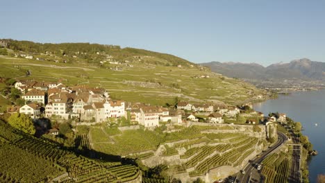 Rückwärtsflug,-Weg-Vom-Typischen-Dorf-Im-Weinberg-Lavaux---Schweiz-CGN-Belle-Epoque-Dampfschiff-Auf-Dem-Genfersee,-Herbstfarben-Und-Abendlicht