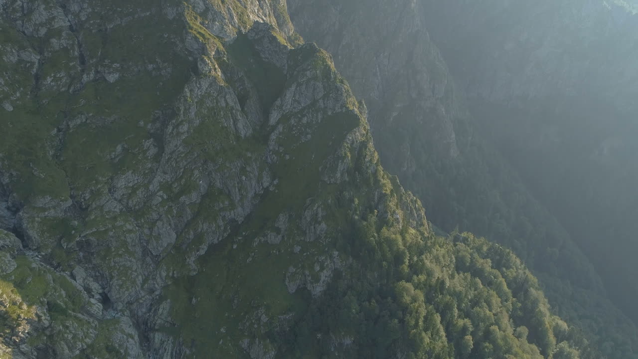 vuelo aéreo sobre alta montaña