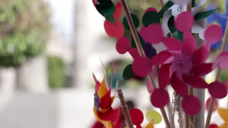 molinillos de colores vivos e intensos que giran en el aire en un pequeño pueblo