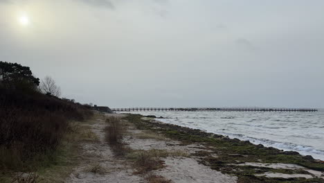 Paseo-Marítimo-En-Una-Playa-Vacía-Cerca-Del-Océano-En-Calma