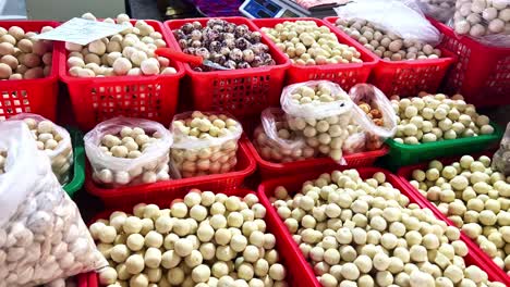 Primer-Plano-De-Comida-Dulce-En-El-Mercado-Local---Samarcanda,-Uzbekistán