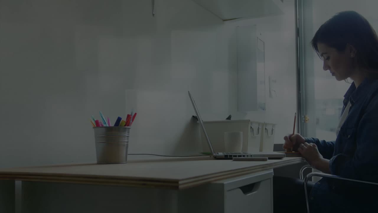 animación del procesamiento de datos sobre una mujer de negocios caucásica en la oficina