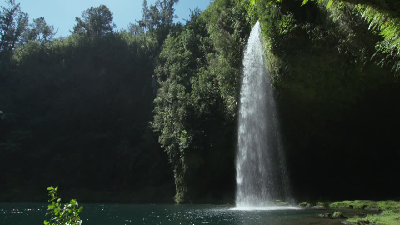 poderosa corriente de la cascada de omanawa en un impresionante cañón escondido, nueva zelanda natural