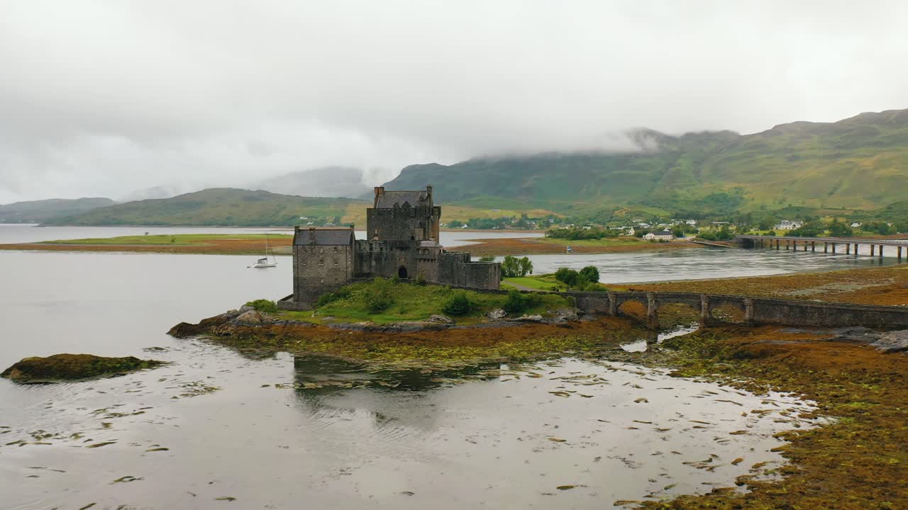 el castillo eilean donan en el lago duich, dornie, tierras altas, punto de referencia escocés, escocia, reino unido