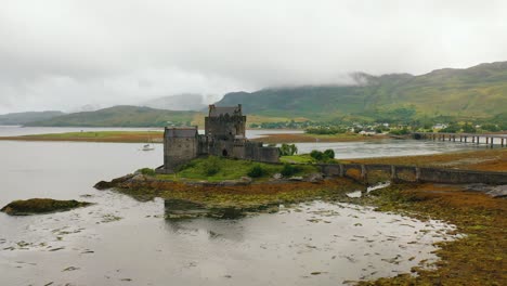 Eilean-Donan-Castle-on-Loch-Duich,-Dornie,-Highlands,-Scottish-Landmark,-Scotland,-United-Kingdom