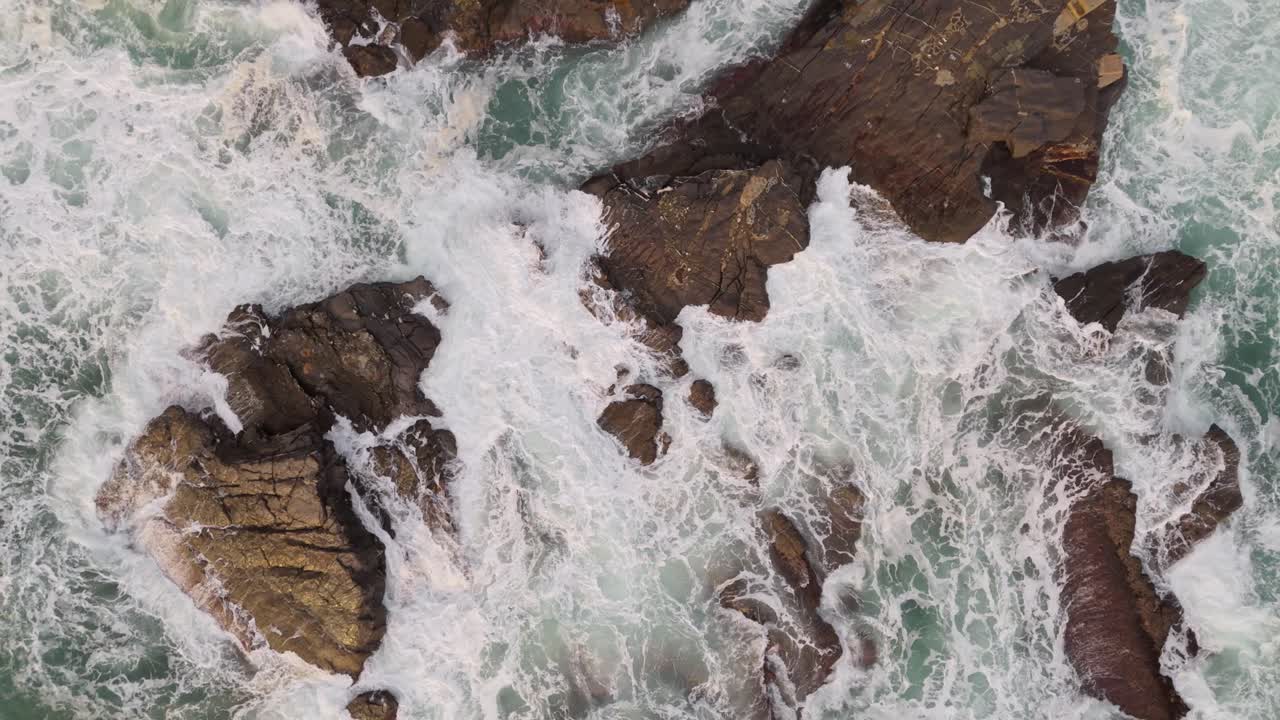 Onde che si infrangono sulle rocce a Nervi, Genova, Italia, con il mare turchese, vista aerea