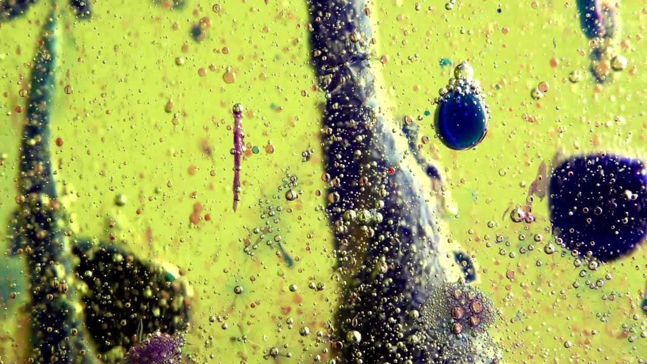 burbujas de agua detrás del fondo de vidrio