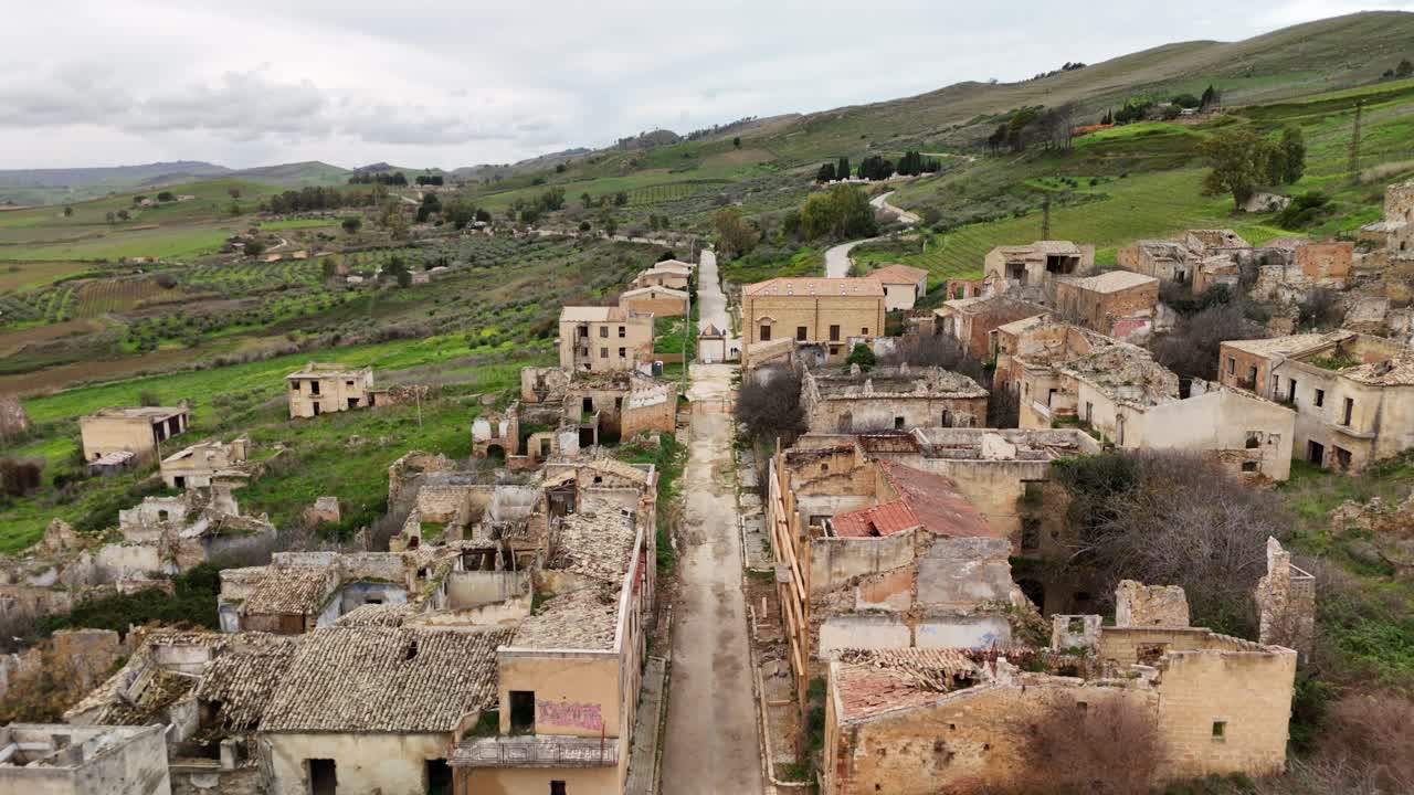 Vista aerea di un villaggio abbandonato immerso in un paesaggio rigoglioso evoca mistero e storia