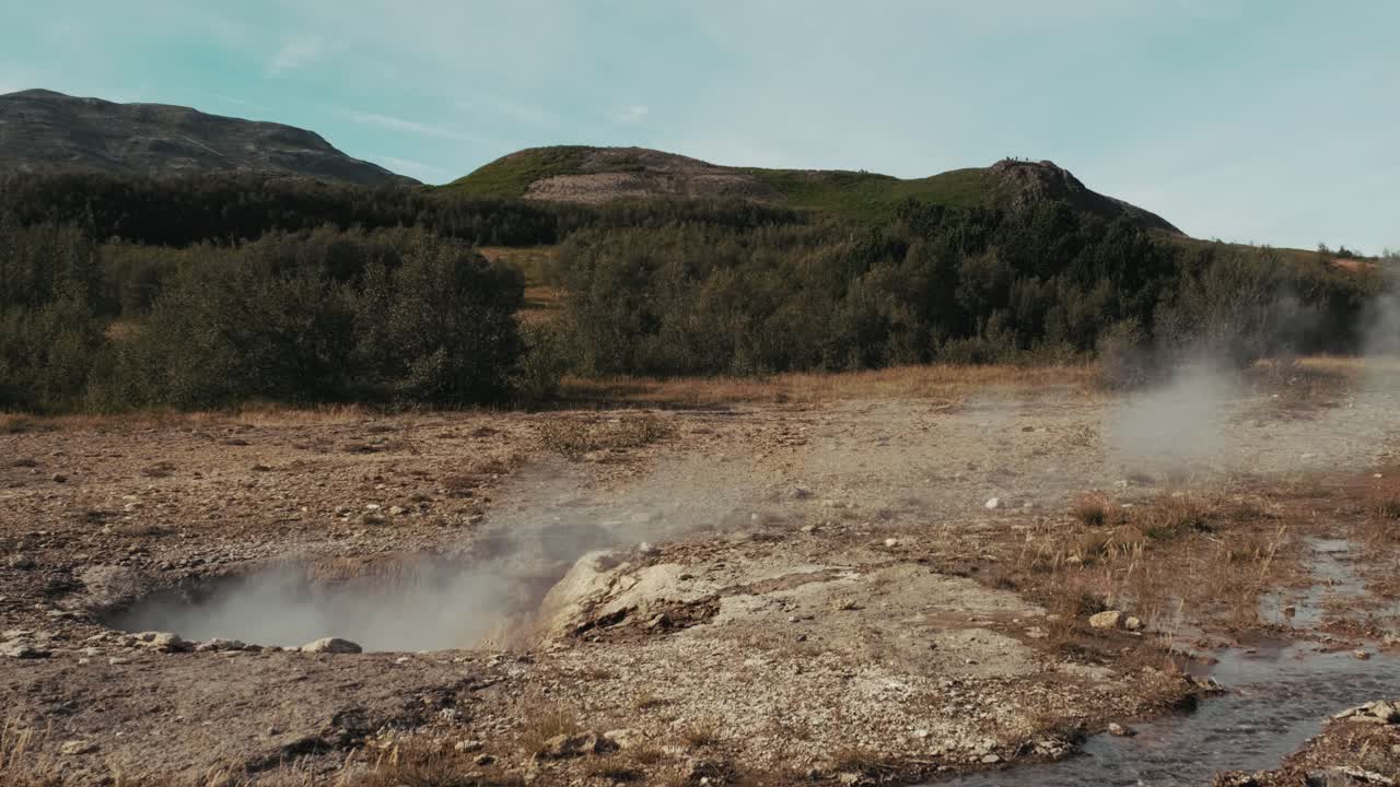 litli geysir hirviendo agua geotérmica de manantial caliente hirviendo en el círculo dorado, strokkur islandia