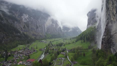 Impresionante-Paisaje-De-Lauterbrunnen,-Suiza-Con-Cascadas-De-Montaña,-Antena