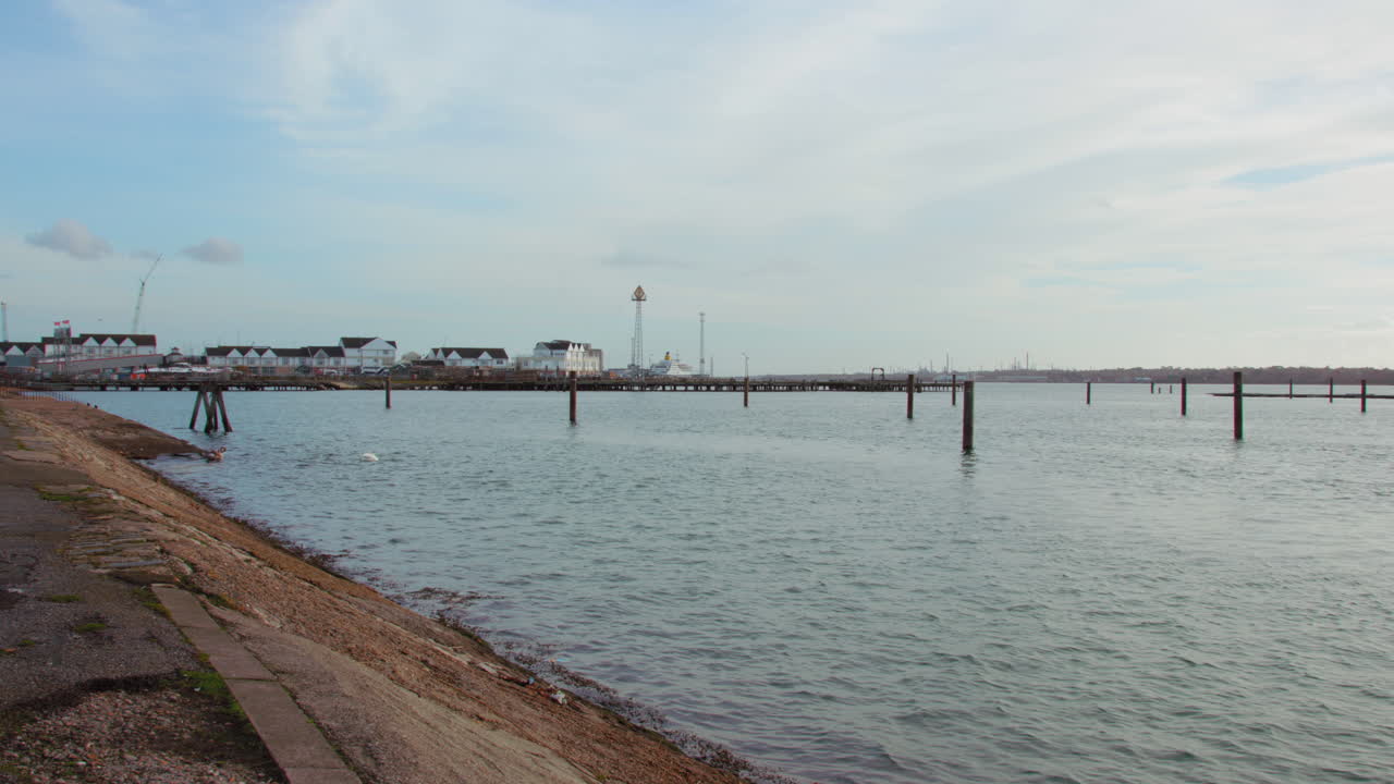 сцена у левого борта, вода плещется о набережную