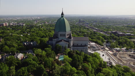 Aerial-view-in-front-of-the-Saint-Joseph's-Oratory-in-Montreal---pull-back,-drone-shot