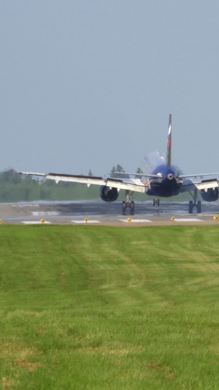 aterrizaje de un avión en la pista