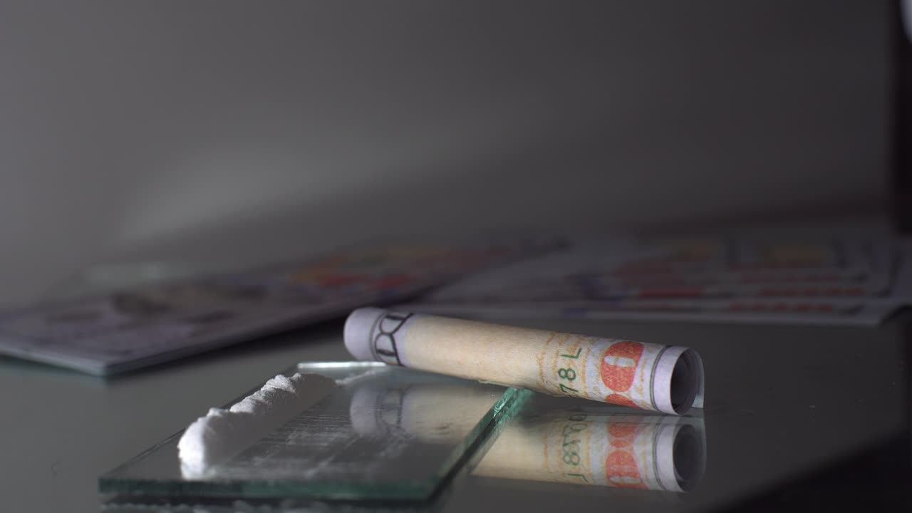 극적이고 영화적인 마약과 돈이 고립된 장면을 가로지르는 빛