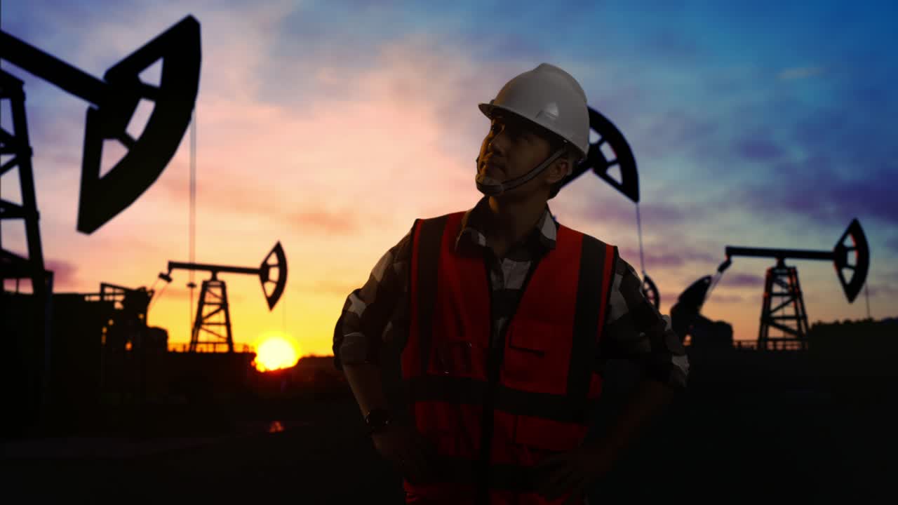 trabajador de la plataforma petrolera al atardecer