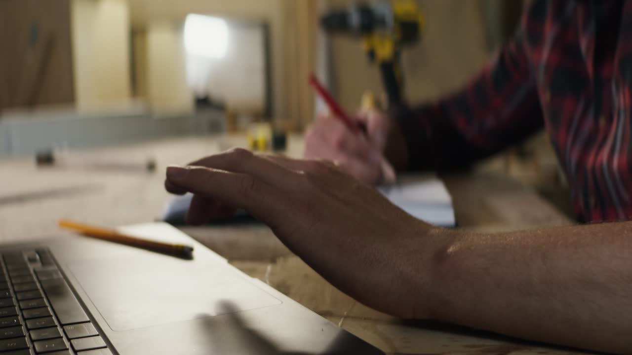 carpintero que trabaja en planos y diseños