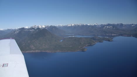 Borde-De-Ataque-Del-Avión-De-Hélice-En-Vuelo-Con-La-Costa-Noroeste-Del-Pacífico-En-Un-Día-Soleado---Vista-Del-Piloto-Privado-Volando