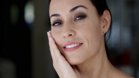 Close-Up-Retrato-De-Una-Mujer-Joven-Impresionante