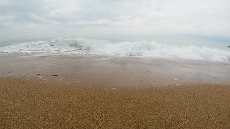 Ola-Rompiendo-Y-Chocando-Contra-La-Playa-De-Arena-En-Cámara-Lenta