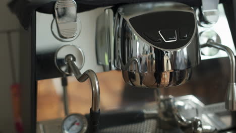primer plano de una moderna máquina de espresso