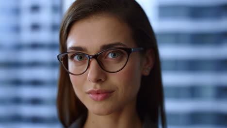 retrato de una mujer de negocios atractiva, mujer de negocios enfocada cara de primer plano