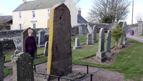 Dama-Examina-Piedra-Picta-En-Aberlemno-Kirkyard