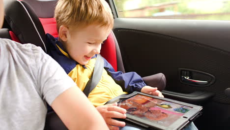 Niño-Feliz-Jugando-En-La-Plataforma-Durante-El-Viaje-En-Coche