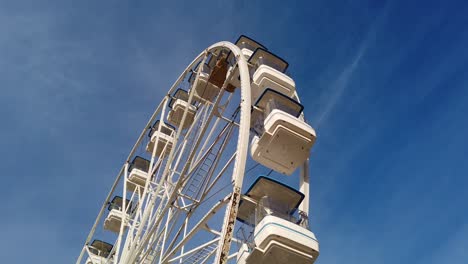 la rueda gigante en el fondo del cielo azul