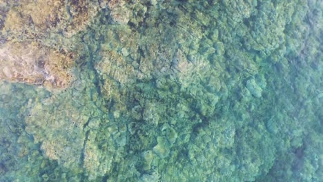 antena: vista de arriba hacia abajo del agua azul clara en grecia
