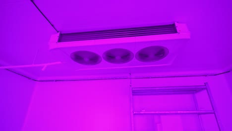 disparo de rotación lenta de las unidades de aire acondicionado montadas en el techo que controlan la temperatura